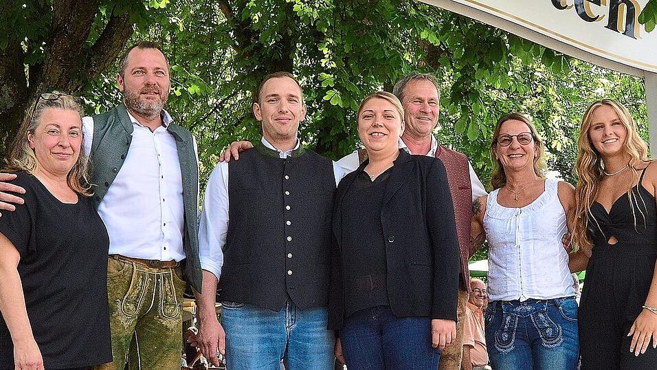 Alte und neue Gesichter im Staudinger Keller (v.l.): Jassy Koch, Roland Koch, Florian Huber, Nicole Huber, Martin Hagl, Michaela Hagl und Isabell Hagl. Alte und neue Gesichter im Staudinger Keller (v.l.): Jassy Koch, Roland Koch, Florian Huber, Nicole Huber, Martin Hagl, Michaela Hagl und Isabell Hagl.