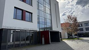 Am Samstag, 11. Juli, feiert das Dominicus-von-Linprun-Gymnasium seinen 60. Geburtstag. Am Samstag, 11. Juli, feiert das Dominicus-von-Linprun-Gymnasium seinen 60. Geburtstag.
