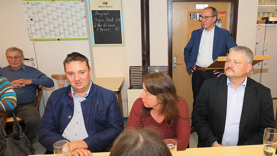 Bürgermeister Martin Hiergeist informierte über die laufenden Arbeiten der Gemeinde. Bürgermeister Martin Hiergeist informierte über die laufenden Arbeiten der Gemeinde.