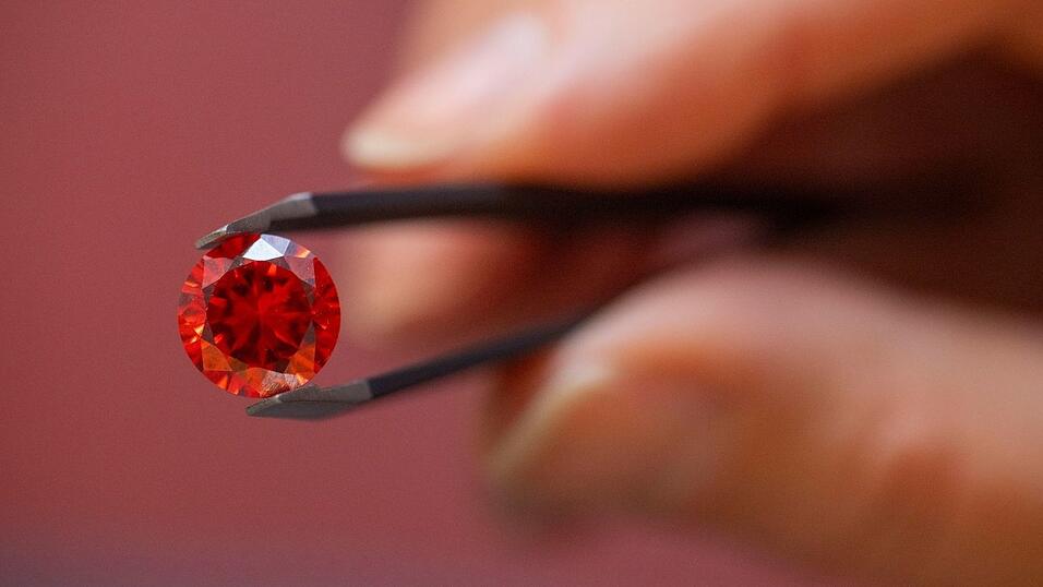 Laut Bestatterverband geht es vor allem darum, den Verstorbenen näher bei sich zu behalten. (Archivbild)