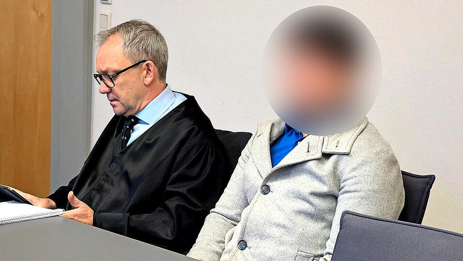 Anwalt Maximilian Keser mit seinem Mandanten.