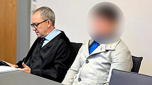 Anwalt Maximilian Keser mit seinem Mandanten.