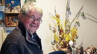 Franz Glas mit einer Passionskrippe.