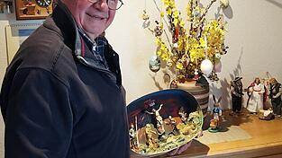 Franz Glas mit einer Passionskrippe.