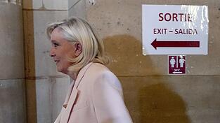 Für Le Pen ist das Urteil eine Niederlage, auch wenn es für sie schlimmer hätte kommen können. Für Le Pen ist das Urteil eine Niederlage, auch wenn es für sie schlimmer hätte kommen können.