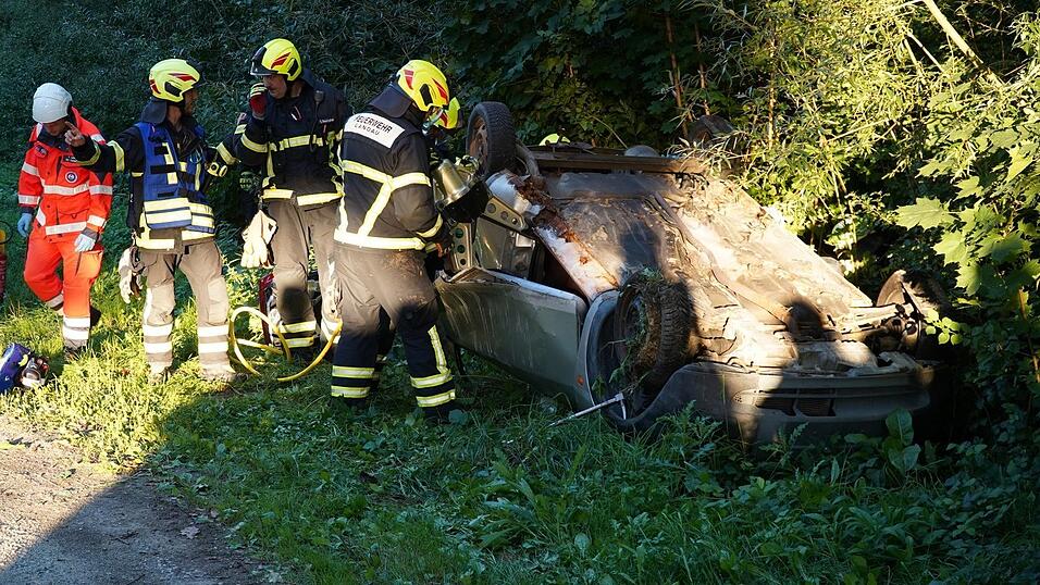Das umgest&uuml;rzte Auto musste ge&ouml;ffnet werden, um zum &bdquo;Verletzten&ldquo; zu kommen.