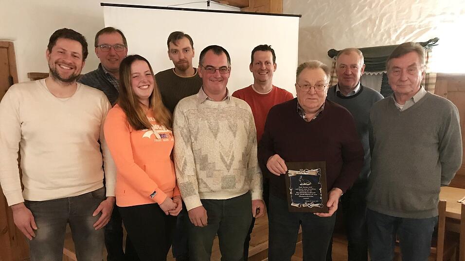 Die neugew&auml;hlte Vorstandschaft (v.l.): Stefan Chrisam, Vinzenz Mirlach, Agnes Batzek, Alexander Frischholz, Vorsitzender Ulrich Batzek, Andreas Chrisam, Ehrenvorsitzender Paul Leistner, Gottfried Chrisam und Franz Berger.