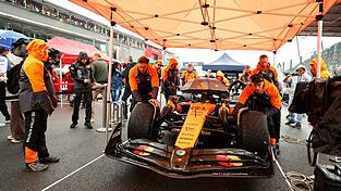 Vor dem Start wurden die Autos vor dem Regen geschützt.