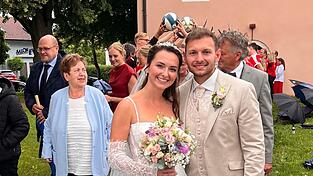 Das strahlende Brautpaar Marleen und Tobias Stocker