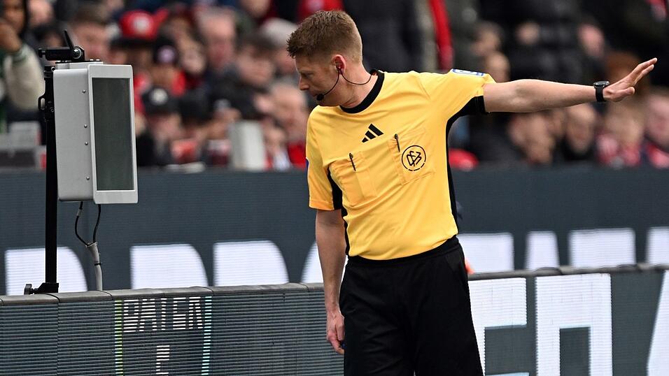 Hatte viel zu tun: Schiedsrichter Christian Dingert.