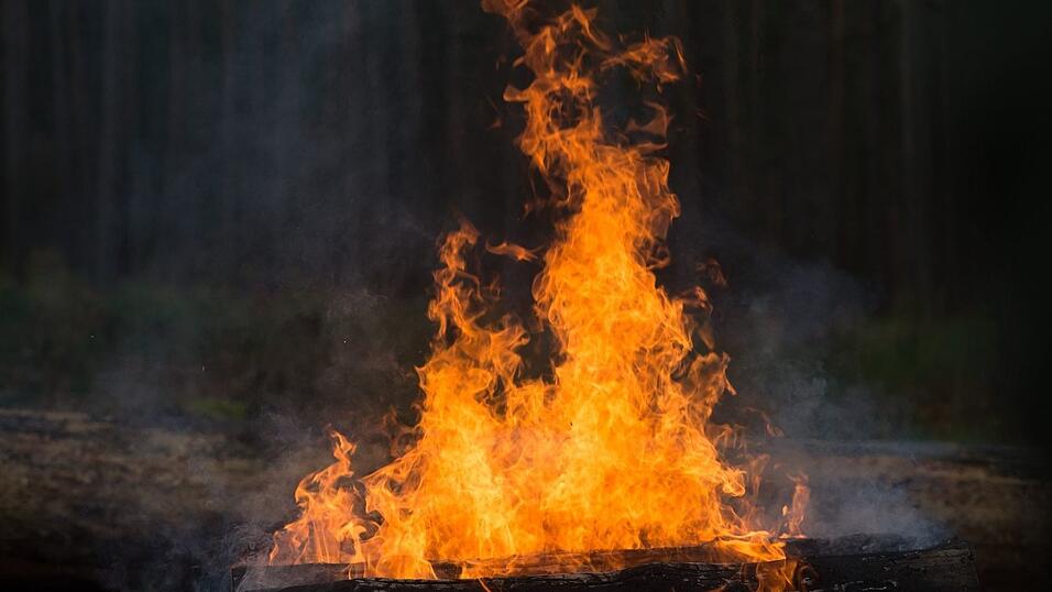 Noch ist unklar, wie das explosive Material in die Feuerstelle kam. (Symbolbild)