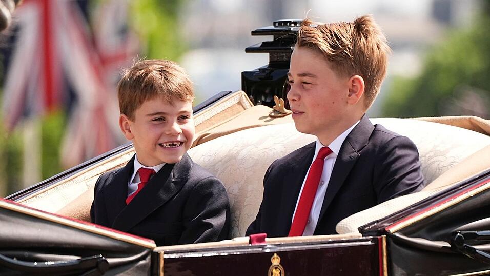 Der britische Prinz George - hier neben seinem kleinen Bruder Louis - soll aufs Elite-Internat Eton gehen. (Archivbild)