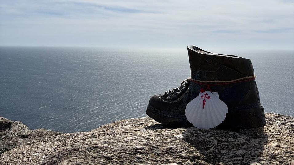 Der Wanderstiefel am Ende der Welt: Für viele Jakobsweg-Pilger ist in Santiago de Compostela noch nicht Schluss. Sie pilgern bis zum Kap Finisterre an der westlichen Küste Spaniens weiter. Der Wanderstiefel am Ende der Welt: Für viele Jakobsweg-Pilger ist in Santiago de Compostela noch nicht Schluss. Sie pilgern bis zum Kap Finisterre an der westlichen Küste Spaniens weiter.