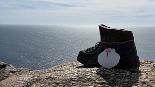 Der Wanderstiefel am Ende der Welt: Für viele Jakobsweg-Pilger ist in Santiago de Compostela noch nicht Schluss. Sie pilgern bis zum Kap Finisterre an der westlichen Küste Spaniens weiter. Der Wanderstiefel am Ende der Welt: Für viele Jakobsweg-Pilger ist in Santiago de Compostela noch nicht Schluss. Sie pilgern bis zum Kap Finisterre an der westlichen Küste Spaniens weiter.