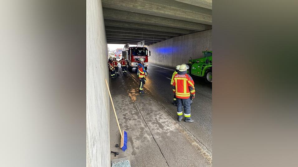 An der Autobahnunterführung bei Altheim war am Freitagvormittag ein Fahrzeug stecken geblieben. An der Autobahnunterführung bei Altheim war am Freitagvormittag ein Fahrzeug stecken geblieben.
