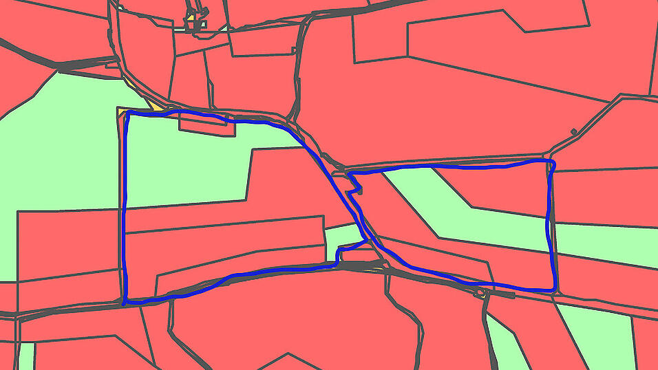 Die Karte zeigt die beiden Grundst&uuml;cke s&uuml;dlich von Kreuzthann. Im linken ist laut der erarbeiteten Karten der n&ouml;rdliche Teil gro&szlig;teils geeignet f&uuml;r PV. Im rechten Grundst&uuml;ck w&auml;re dies nur f&uuml;r einen schmalen Streifen der Fall, deshalb gab es daf&uuml;r keine Zustimmung.