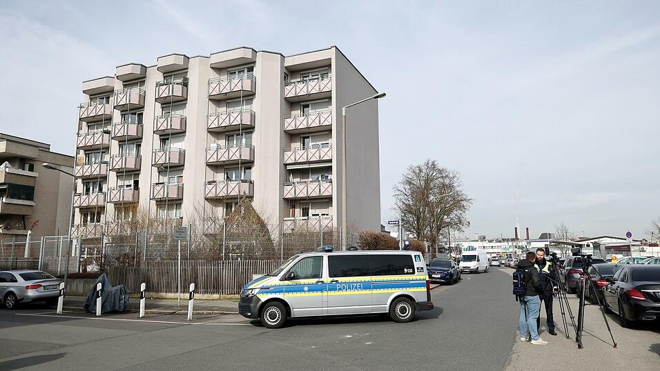In einem Mehrfamilienhaus in N&uuml;rnberg hat ein Polizist im vergangenen M&auml;rz auf einen 38-J&auml;hrigen geschossen und ihn t&ouml;dlich verletzt. (Archivbild)