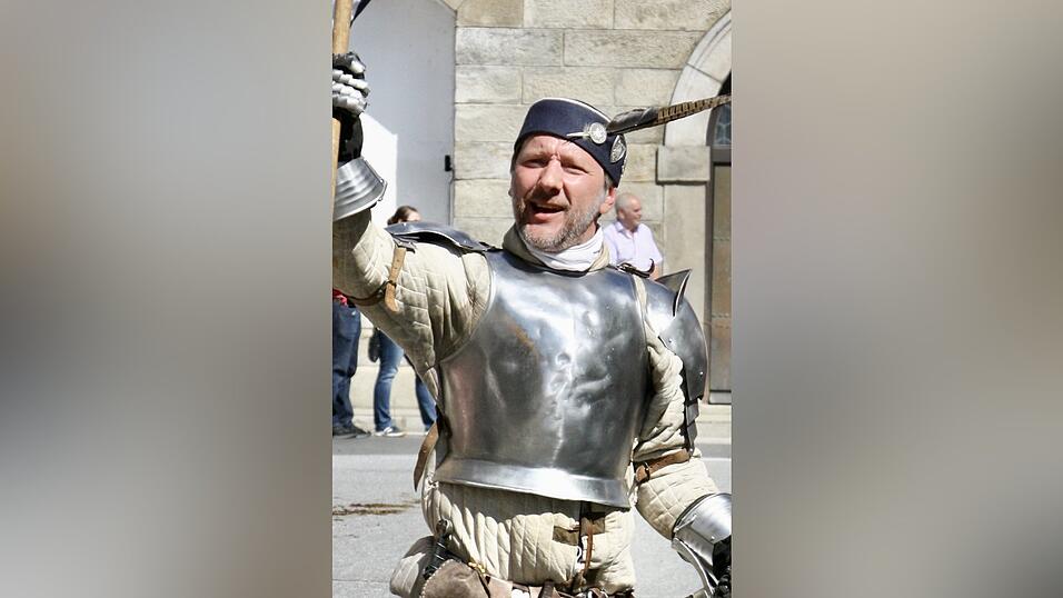 Martin Maier (hier beim historischen Festzug) folgt Florian Fischer in der Rolle des Pater Willibald.