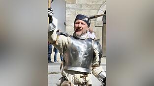 Martin Maier (hier beim historischen Festzug) folgt Florian Fischer in der Rolle des Pater Willibald.