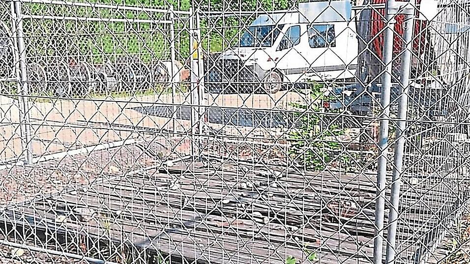 Trotz Landshuter Absage und Auslaufen der Bergbaugenehmigung: Das Bohrloch auf dem Gelände der Alten Ziegelei muss nicht verschüttet werden. Trotz Landshuter Absage und Auslaufen der Bergbaugenehmigung: Das Bohrloch auf dem Gelände der Alten Ziegelei muss nicht verschüttet werden.