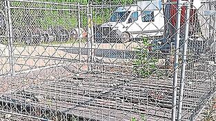 Trotz Landshuter Absage und Auslaufen der Bergbaugenehmigung: Das Bohrloch auf dem Gelände der Alten Ziegelei muss nicht verschüttet werden.