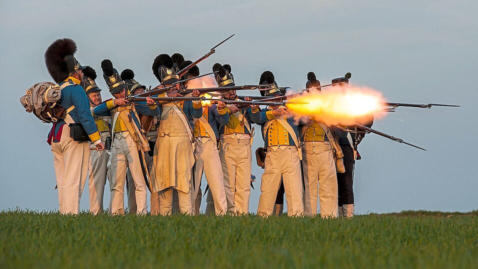 Trotz Uniform und Waffen steht das K&ouml;niglich baierische 4. Linien Infanterie Regiment Vacant 'Graf Salern' aus Regensburg f&uuml;r Frieden und m&ouml;chte mit seinen Aktivit&auml;ten ein Mahnmal gegen den Krieg setzen.