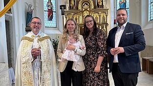 Taufpatin Laura Vogl mit der kleinen Luisa Laura zusammen mit Verena und Florian Traurig sowie Diakon Martin Peintinger