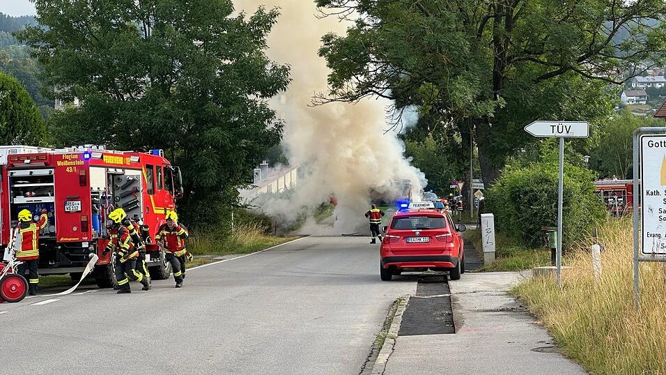 Schon von Weitem war die Rauchs&auml;ule &uuml;ber dem brennenden Bus zu sehen.