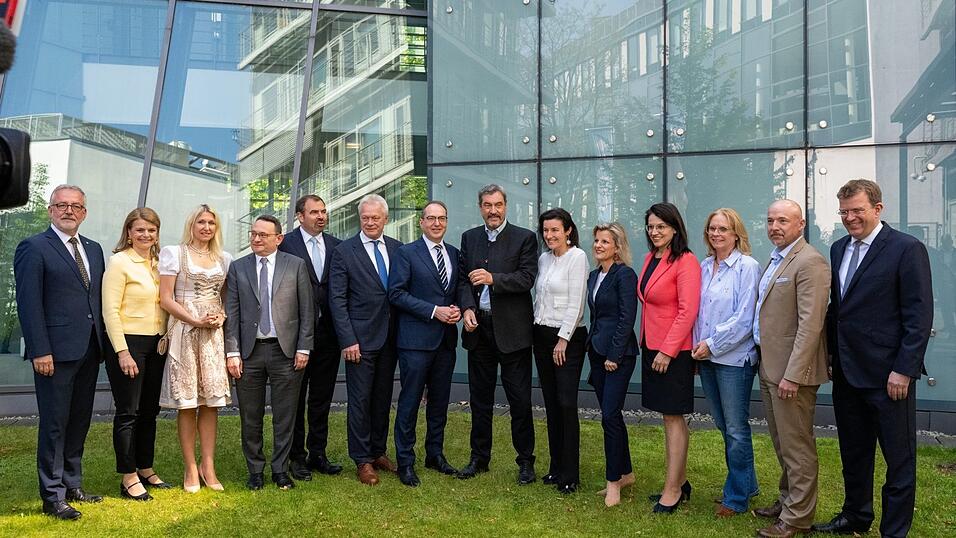Parteichef Markus Söder (M.) präsentiert die designierten CSU-Vertreter von Ämtern in der künftigen Bundesregierung und dem Bundestag, darunter Landwirtschaftsminister Alois Rainer (6.v.l.), Innenminister Alexander Dobrindt (7.v.l.), Forschungsministerin Dorothee Bär (9.v.l.) und Martina Englhardt-Kopf, Staatssekretärin Landwirtschaftsministerium (11.v.l.). Parteichef Markus Söder (M.) präsentiert die designierten CSU-Vertreter von Ämtern in der künftigen Bundesregierung und dem Bundestag, darunter Landwirtschaftsminister Alois Rainer (6.v.l.), Innenminister Alexander Dobrindt (7.v.l.), Forschungsministerin Dorothee Bär (9.v.l.) und Martina Englhardt-Kopf, Staatssekretärin Landwirtschaftsministerium (11.v.l.).