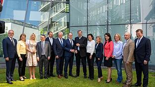 Parteichef Markus Söder (M.) präsentiert die designierten CSU-Vertreter von Ämtern in der künftigen Bundesregierung und dem Bundestag, darunter Landwirtschaftsminister Alois Rainer (6.v.l.), Innenminister Alexander Dobrindt (7.v.l.), Forschungsministerin Dorothee Bär (9.v.l.) und Martina Englhardt-Kopf, Staatssekretärin Landwirtschaftsministerium (11.v.l.).