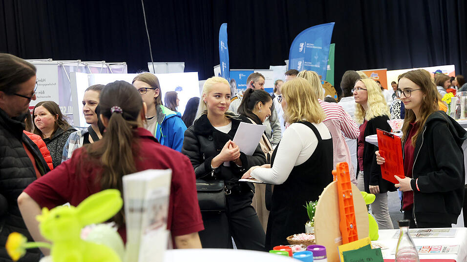 Gro&szlig;e Auswahl f&uuml;r die Sch&uuml;ler: Auf der Berufsinfomesse am Samstag kamen Besucher und Aussteller schnell ins Gespr&auml;ch.
