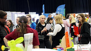 Gro&szlig;e Auswahl f&uuml;r die Sch&uuml;ler: Auf der Berufsinfomesse am Samstag kamen Besucher und Aussteller schnell ins Gespr&auml;ch.
