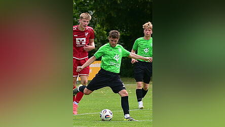 Benedikt Troffer (vorne) entschied mit seinem Solo zum sp&auml;ten 1:0 die Partie beim TSV Mauth zugunsten der SpVgg GW Deggendorf, die damit bereits Vizemeister ist.