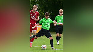 Benedikt Troffer (vorne) entschied mit seinem Solo zum späten 1:0 die Partie beim TSV Mauth zugunsten der SpVgg GW Deggendorf, die damit bereits Vizemeister ist. Benedikt Troffer (vorne) entschied mit seinem Solo zum späten 1:0 die Partie beim TSV Mauth zugunsten der SpVgg GW Deggendorf, die damit bereits Vizemeister ist.