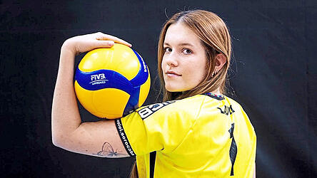 Von Brasilien direkt ins Vilstal: Laura Sertic de Pr&aacute; l&auml;sst in der kommenden Saison f&uuml;r die Roten Raben die Muskeln spielen.