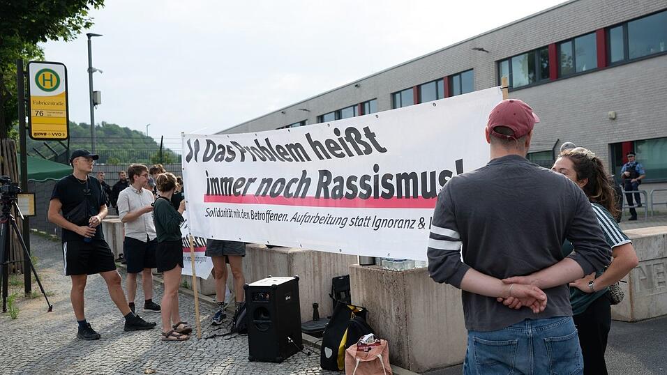 Vor der Urteilsverk&uuml;ndung gegen Susann E. demonstrierten etwa zwei Dutzend Menschen gegen Rechtsextremismus.