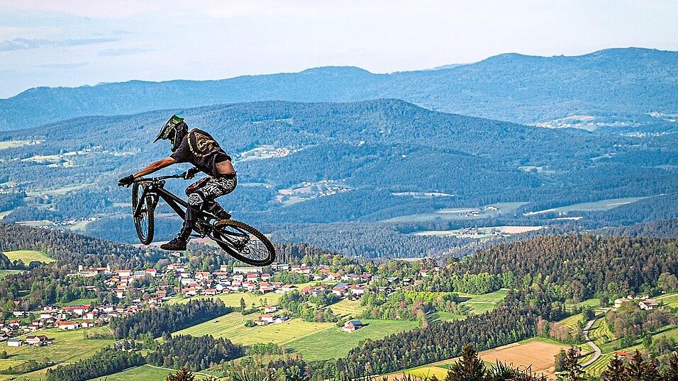 Der Bikepark Hochpröller bietet große Sprünge vor eindrucksvoller Kulisse.