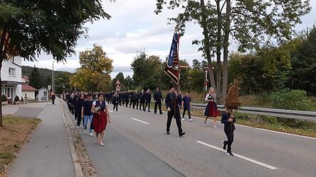 Der Festzug zieht feierlich durch Kothmai&szlig;ling.