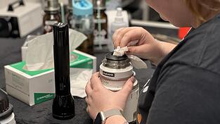 Vor jedem Einsatz müssen die Objektivlinsen von Vantage Film sorgfältig gereinigt werden. Vor jedem Einsatz müssen die Objektivlinsen von Vantage Film sorgfältig gereinigt werden.