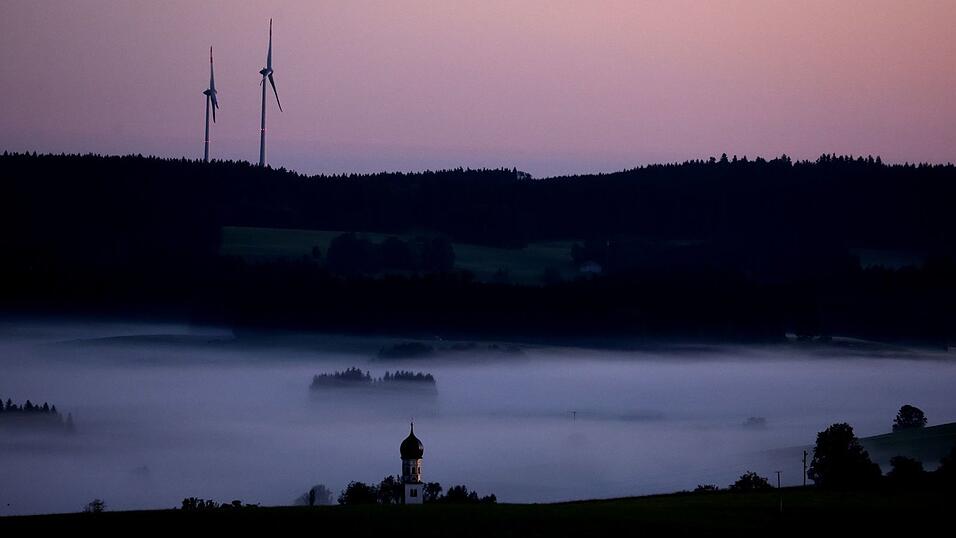 Zwei Windräder in Bayern - im ersten Halbjahr hat sich der Zubau verdoppelt. Das klingt besser als es ist. (Archivbild) Zwei Windräder in Bayern - im ersten Halbjahr hat sich der Zubau verdoppelt. Das klingt besser als es ist. (Archivbild)