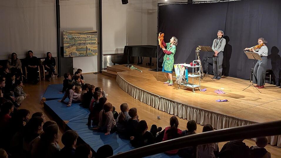 Beim Figurentheater sitzen die Kinder ganz nah an der B&uuml;hne.