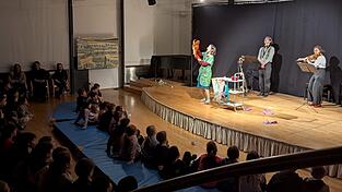 Beim Figurentheater sitzen die Kinder ganz nah an der Bühne.