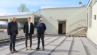 In der Sonne lie&szlig;e es sich bei fr&uuml;hlingshaften Temperaturen schon mal gut aushalten. Noch ist die Terrasse des Freibadgeb&auml;udes aber nicht fertig. Auf die Abdichtung kommt ein neuer Belag. Im Hintergrund der Zugang zum Aufzug, der die drei Ebenen des Bades k&uuml;nftig barrierefrei erschlie&szlig;en wird.