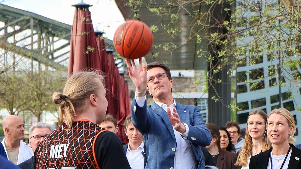 Ministerpr&auml;sident Hendrik W&uuml;st legt sich f&uuml;r die NRW-Bewerbung m&auml;chtig ins Zeug.