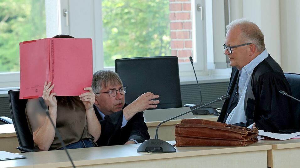 Die Angeklagte (l-r), wird von den Rechtsanw&auml;lten Andreas Ohm und Thomas L&ouml;cker verteidigt.