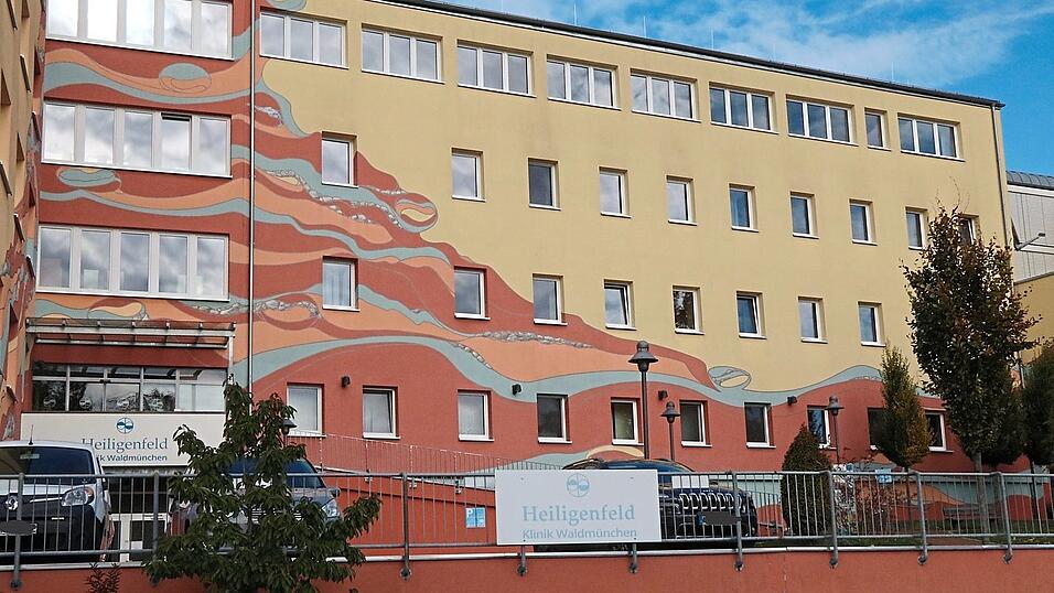 In der Heiligenfeld Klinik Waldmünchen werden Erwachsene mit psychischen und psychosomatischen Erkrankungen behandelt; dieses Versorgungskonzept soll auch nach dem Wechsel des Trägers fortgeführt werden. In der Heiligenfeld Klinik Waldmünchen werden Erwachsene mit psychischen und psychosomatischen Erkrankungen behandelt; dieses Versorgungskonzept soll auch nach dem Wechsel des Trägers fortgeführt werden.