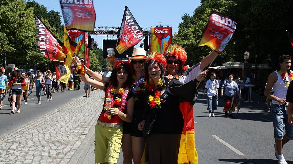 Christian Fertl war am Sonntag auf der Fanmeile in Berlin und erlebte dort das Achtelfinale gegen England auf Gro&szlig;leinwand.