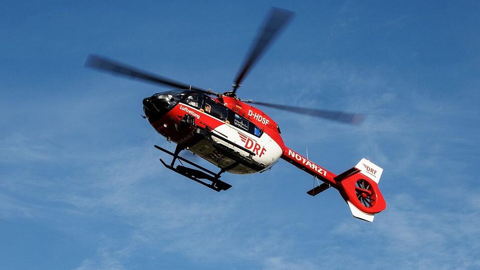 Der 59 Jahre alte Mann wurde mit dem Rettungshubschrauber ins Krankenhaus gebracht. (Symbolbild)