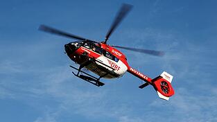Der 59 Jahre alte Mann wurde mit dem Rettungshubschrauber ins Krankenhaus gebracht. (Symbolbild)