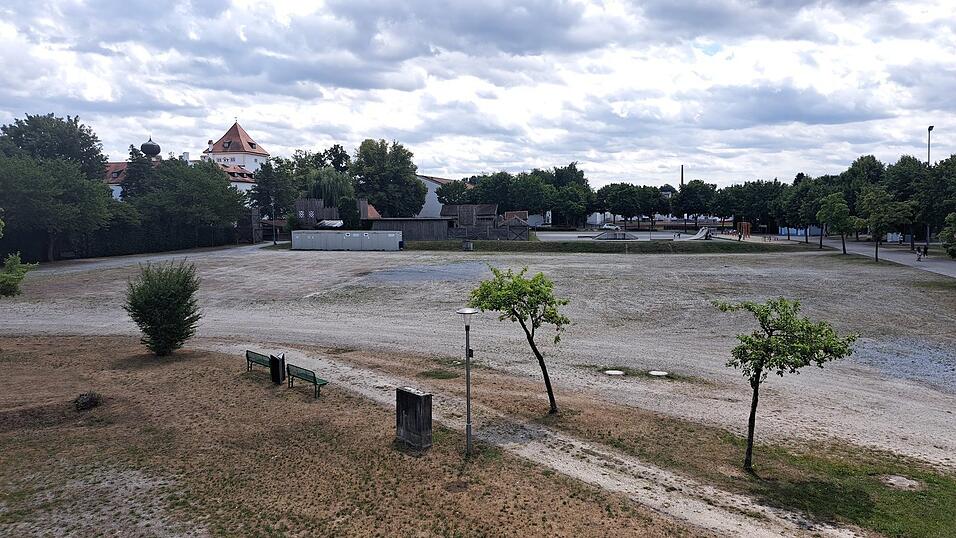 Die Toilettenboxen am Volksfestplatz von der 900-Jahr-Feier w&auml;ren noch f&uuml;rs Lollypop-Festival genutzt worden. Kommende Woche werden sie nun abgebaut.